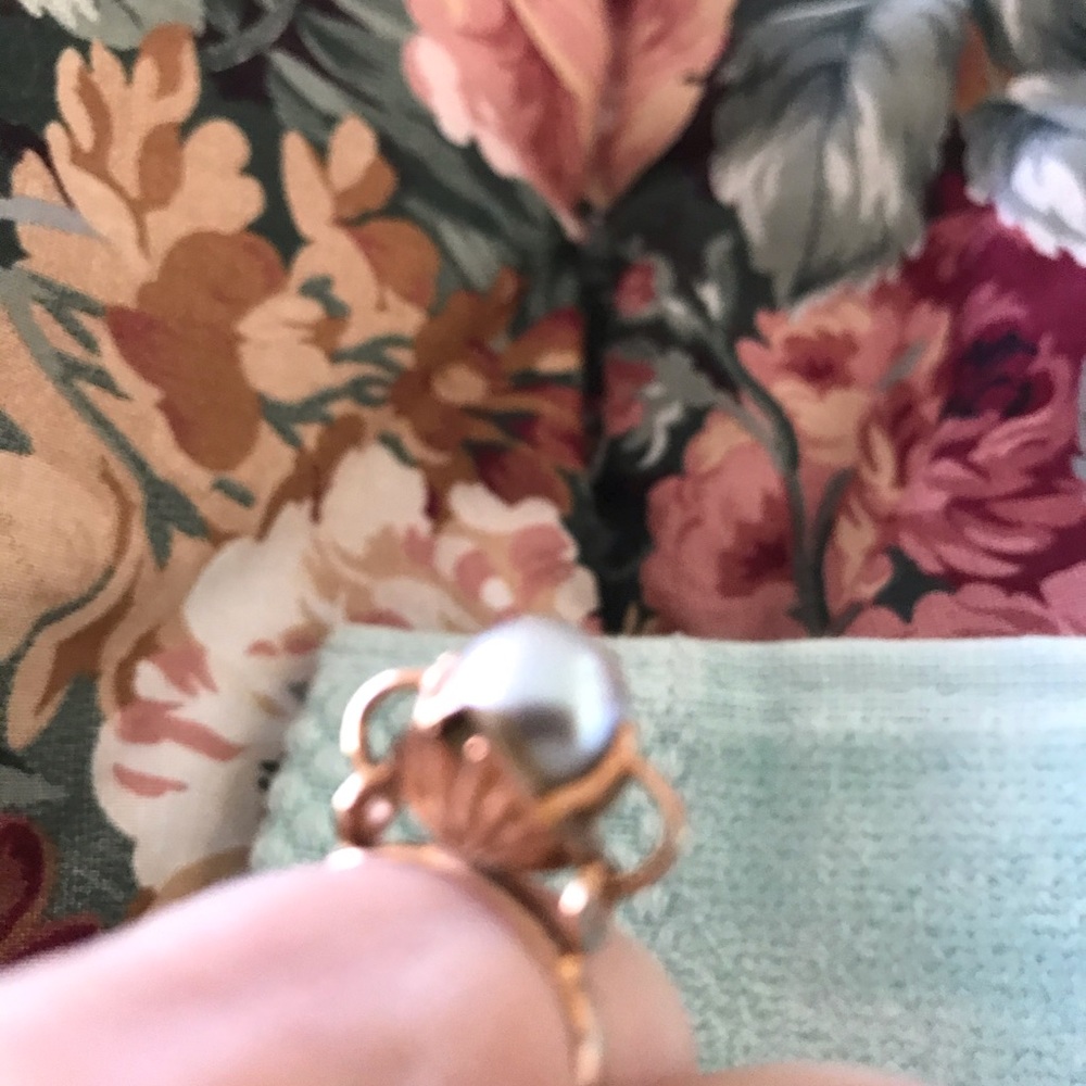 Beautiful classic grey white pearl ring 🥰🎉 - Picture 6 of 10